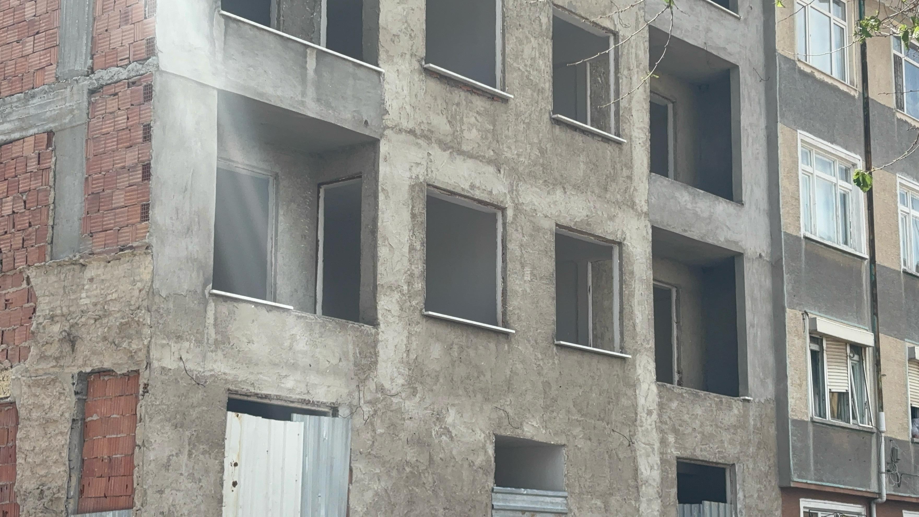 Insaattaki Kotu Koku Gercegi Ortaya Cikardi Cansiz Beden Bulundu (2)