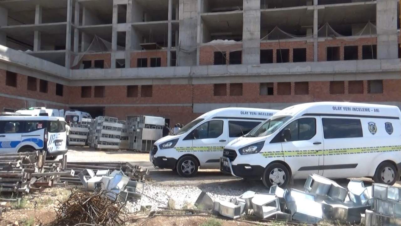 Insaattan Dusen Demirci Ustasi Hayatini Kaybetti (1)