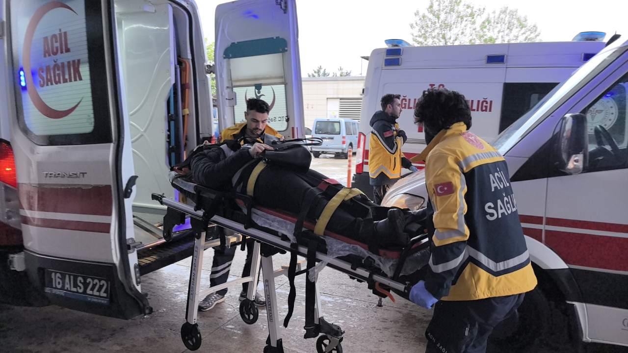 Iscileri Tasiyan Servisin Kaza Yapmasiyla 13 Kisi Yaralandi