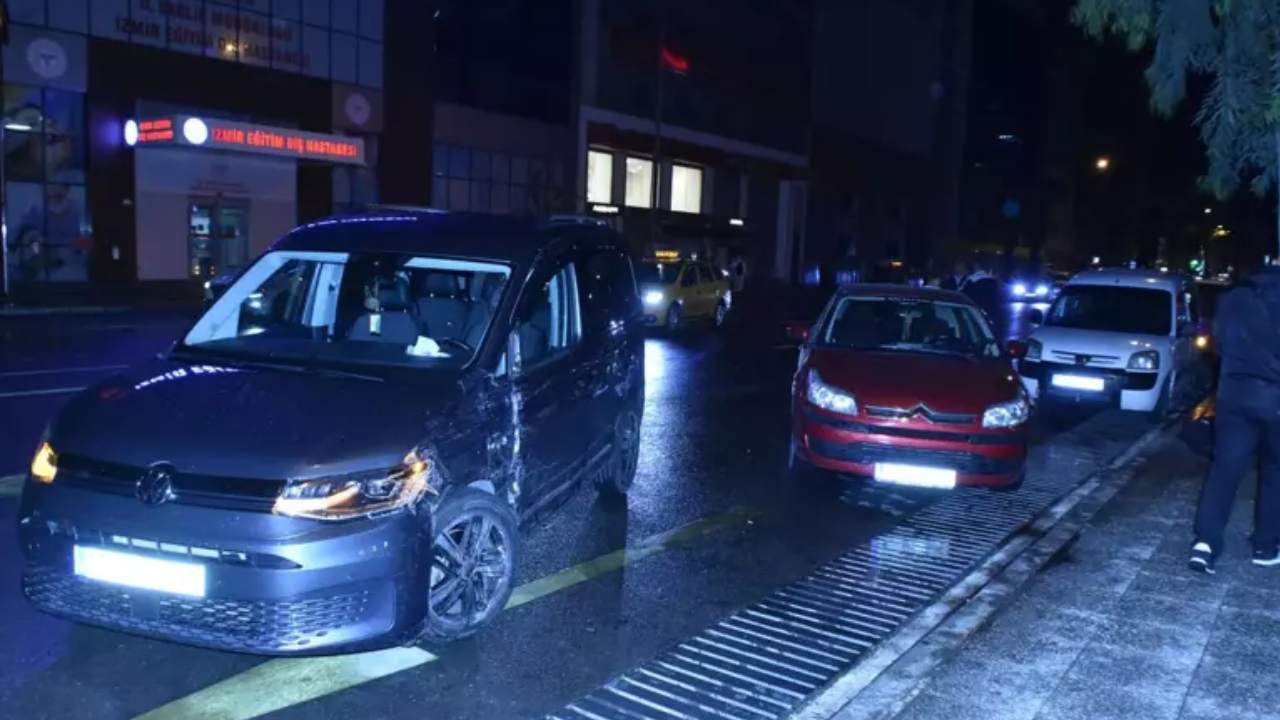 Izmirde Hafif Ticari Arac Park Halindeki 3 Otomobile Carpti (2)