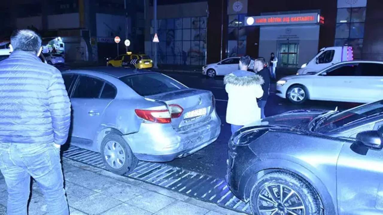 Izmirde Hafif Ticari Arac Park Halindeki 3 Otomobile Carpti