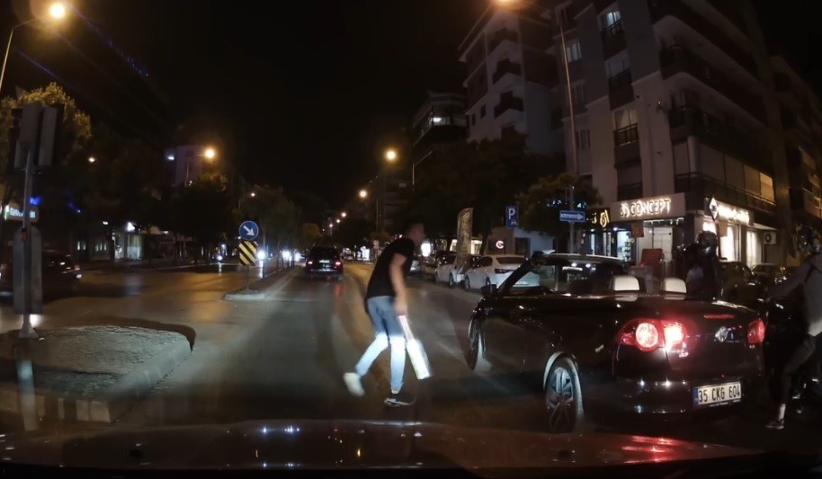 Izmirde Korku Dolu Anlar Trafikte Doner Bicagi Ile Saldirdi (2)