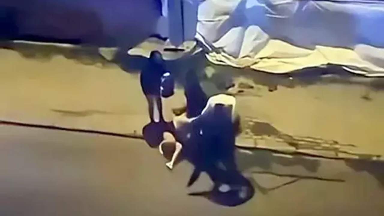 Kadina Siddet Kamerada 2 Erkek Tarafindan Sokak Ortasinda Darbedildi (1)