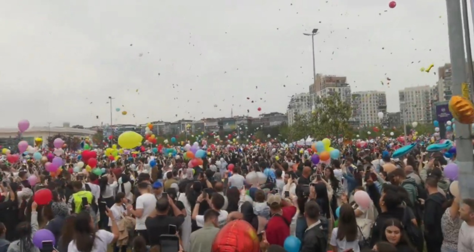 Kanseri Yenen Ali Asaf Binlerce Kisiyle Gozkyuzune Balon Birakti-1
