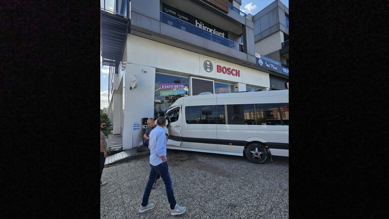 Kaza Sonrasi Servis Araci Is Yerine Daldi (1)