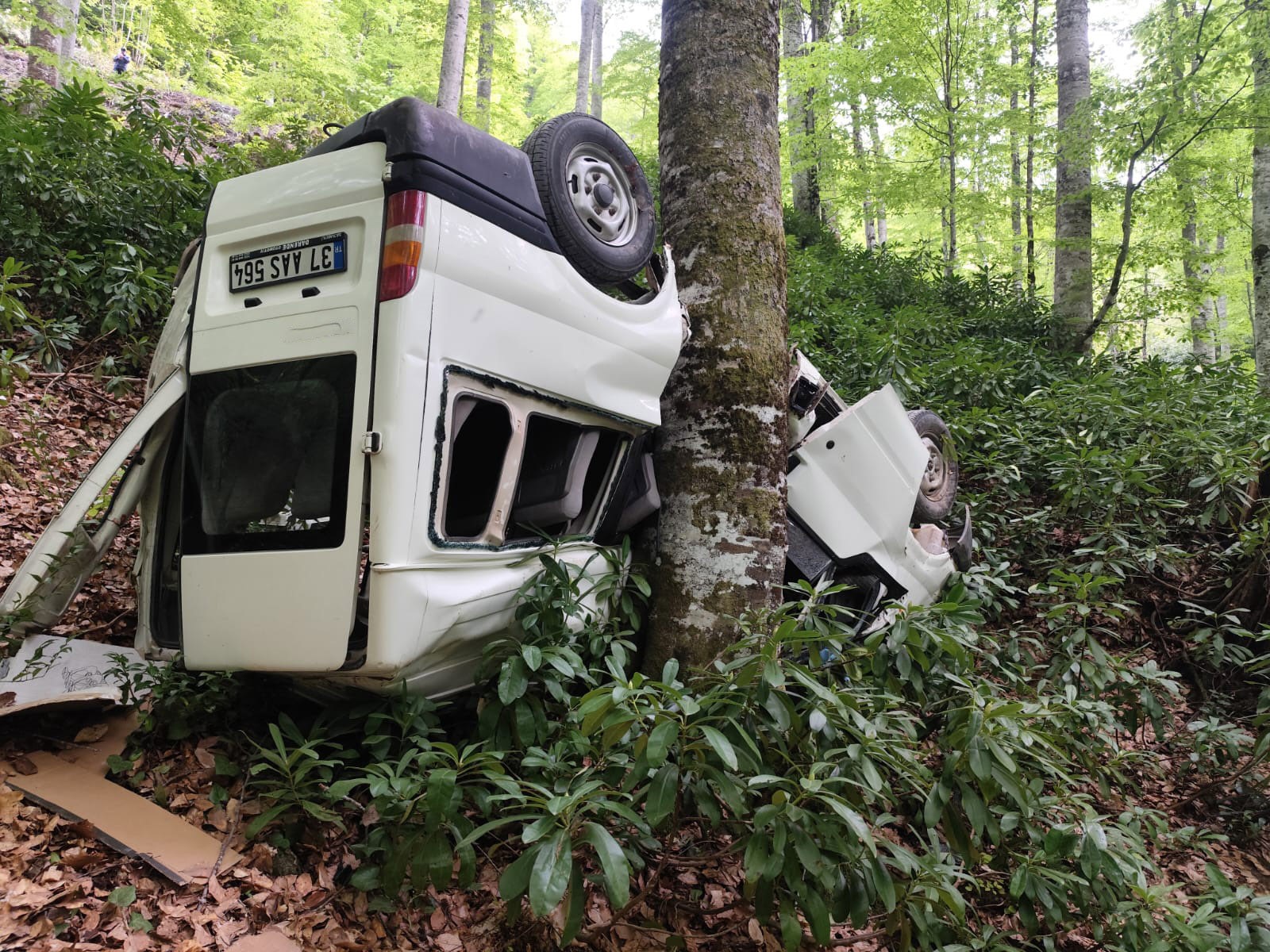 Kontrolden Cikan Minibus Ucurumdan Yuvarlandi 10 Yarali (2)
