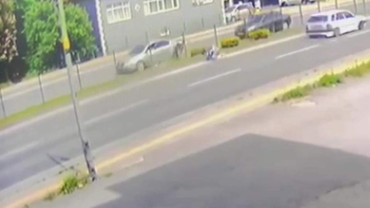 Kontrolden Cikan Motosiklet Havada Takla Atti Surucu Metrelerce Suruklendi (1)