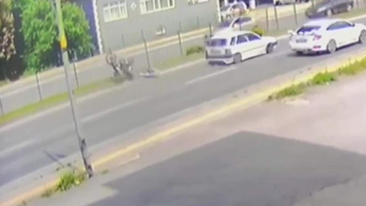 Kontrolden Cikan Motosiklet Havada Takla Atti Surucu Metrelerce Suruklendi (2)