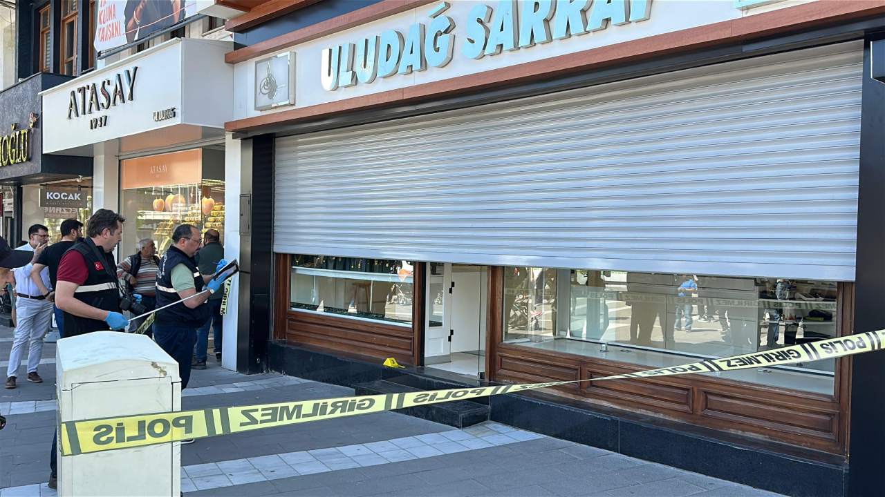 Kuyumcuya Silahlı Saldırı Düzenleyen 19 Yaşındaki Genç 2 Kişiyi Yaraladı (1)