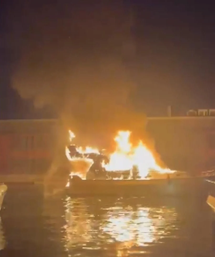 Marinada Korkunc Yangin Tekneler Alev Alev Yandi (2)