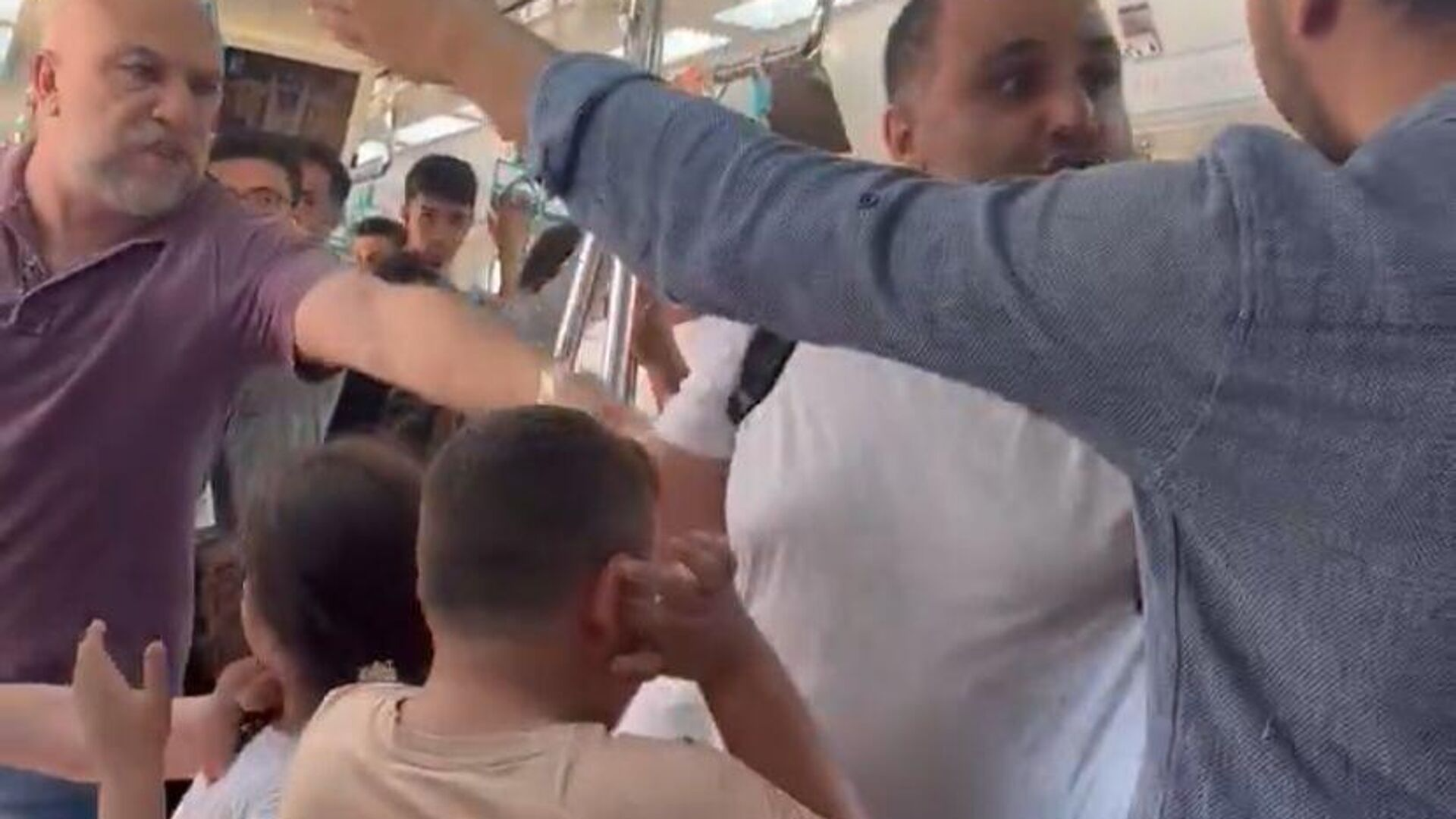 Marmarayda Iki Cocuklu Babaya Yumruk Atan Supheli Tutuklandi Cok Pismanim Cocuklari Fark