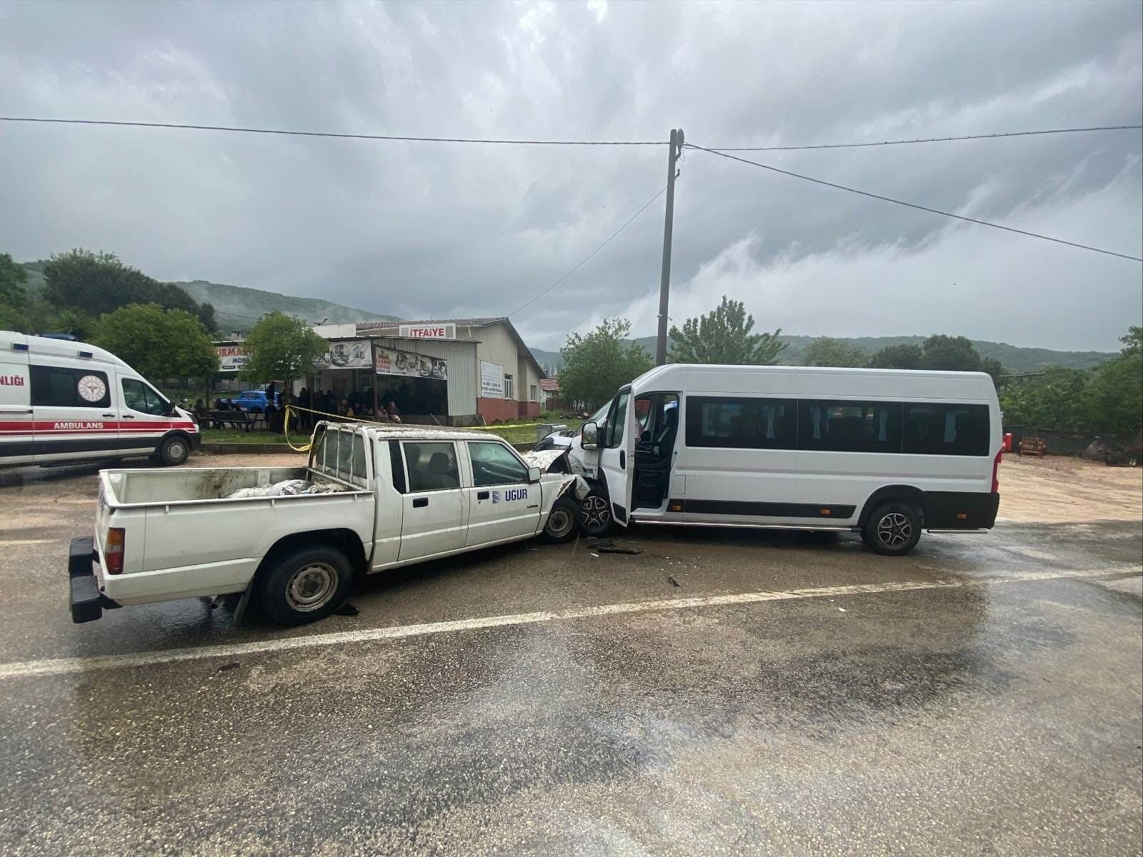 Minibusle Kamyonet Kafa Kafaya Carpisti Olu Ve Yaralilar Var (1)