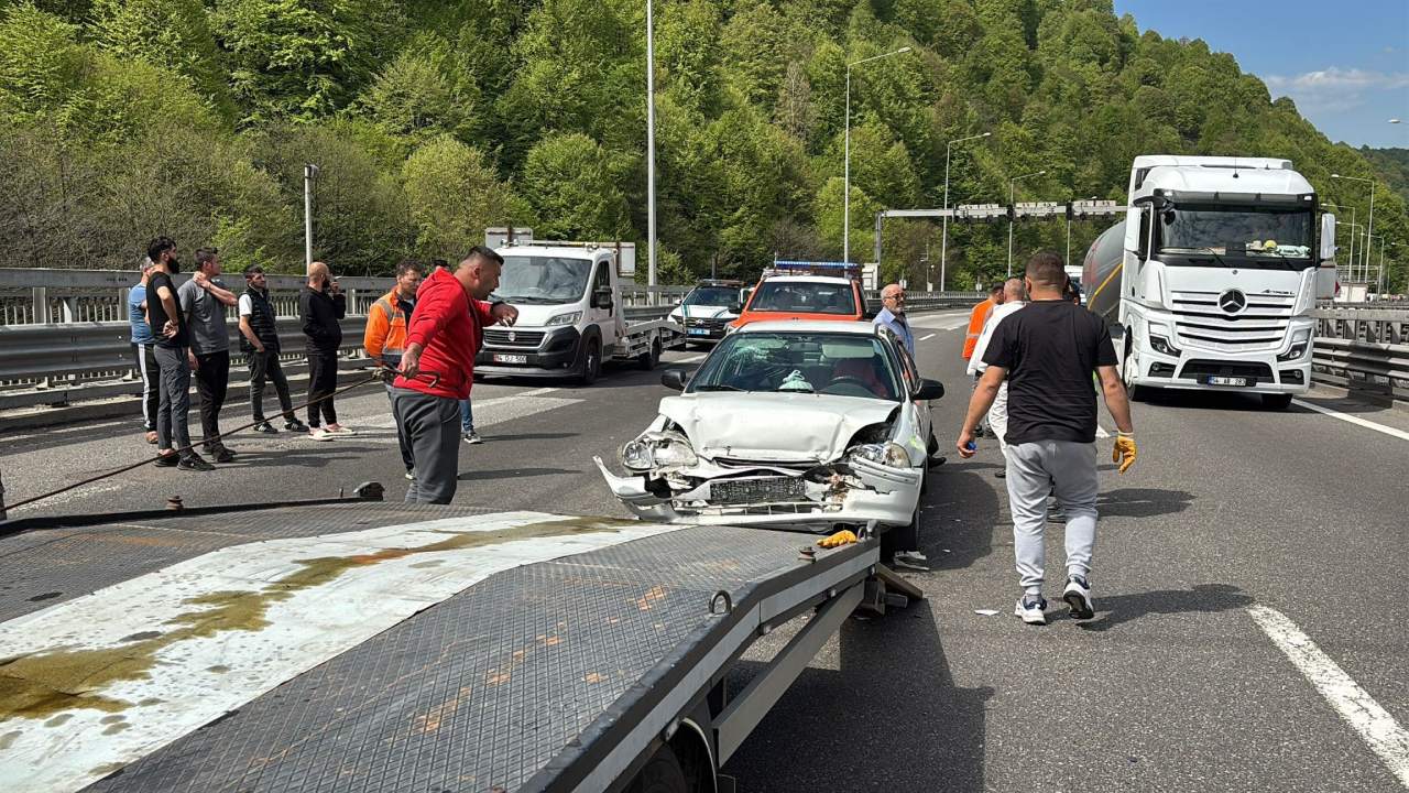 Oto Kurtarici Ile Otomobilin Carpismasi Sonucu 3 Kisi Yaralandi