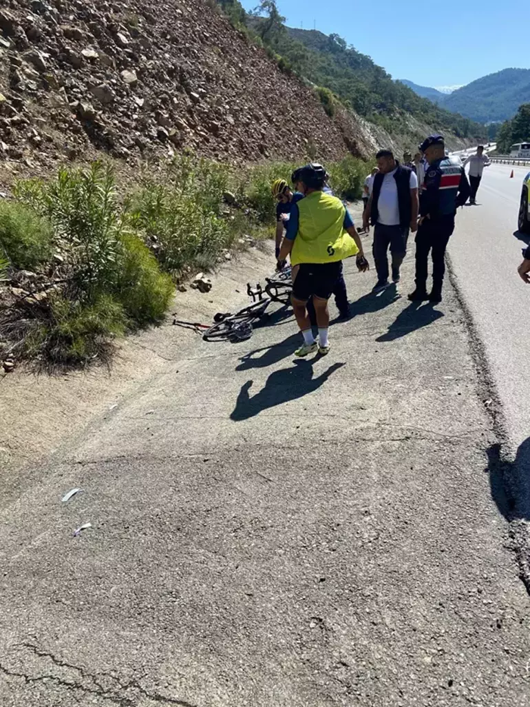 Otomobil Bisikletlilere Carpti 2 Turizmci Hayatini Kaybetti