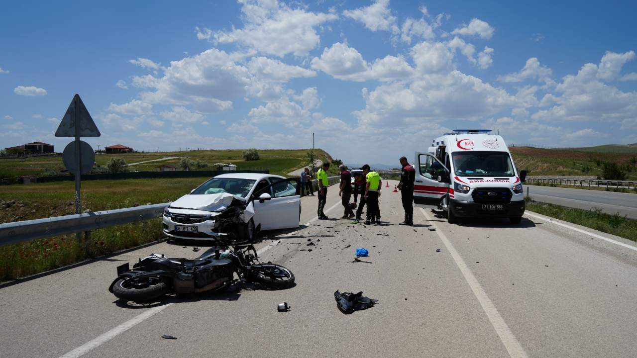 Otomobil Ile Motosikletin Carpistigi Kazada 1 Kisi Agir Yaralandi (1)