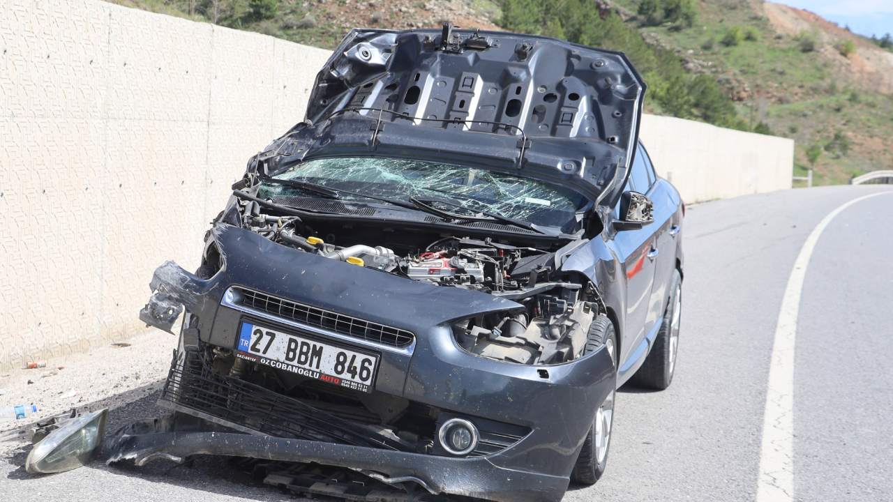 Otomobilin Istinat Duvarina Carpmasiyla 3 Kisi Yaralandi (1)