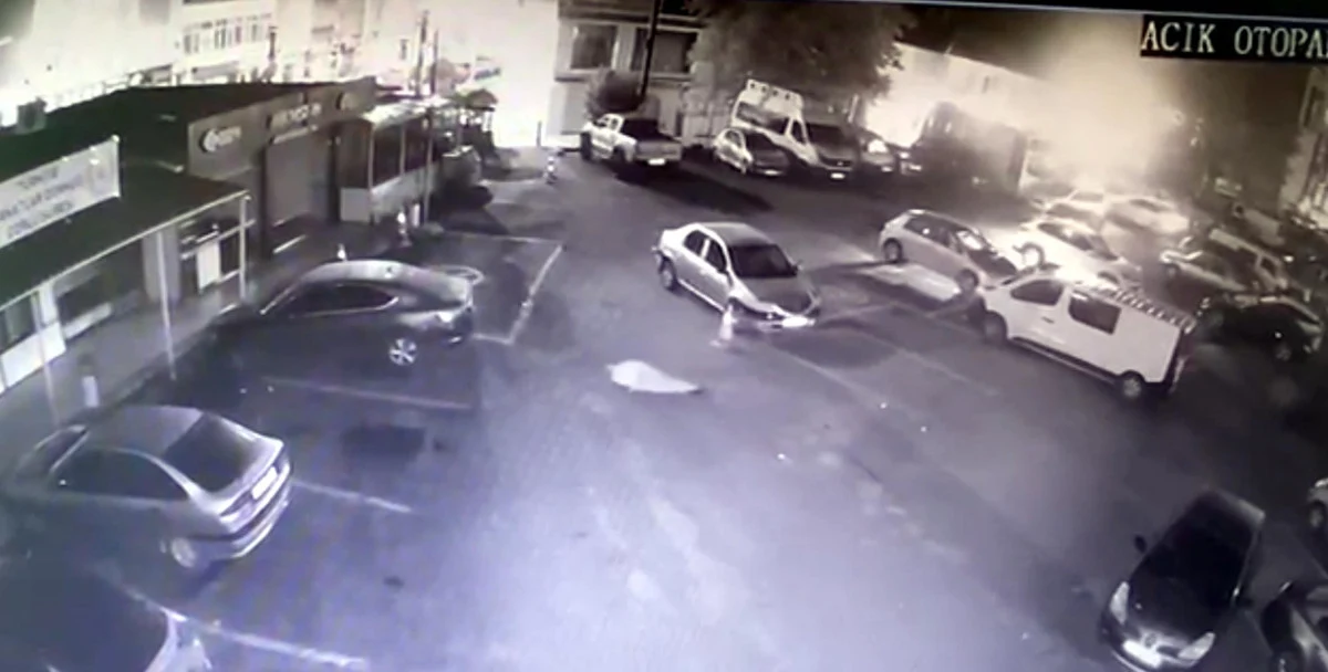 Otoparkta Feci Son Yere Dusen Adamin Ustunden Otomobil Gecti (1)