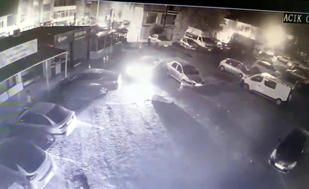 Otoparkta Feci Son Yere Dusen Adamin Ustunden Otomobil Gecti (2)