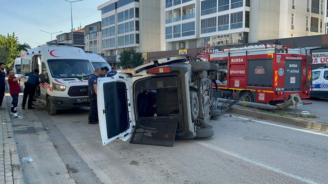 Polis Aracinin Takla Atmasiyla 2Si Polis 4 Kisi Yaralandi (1)
