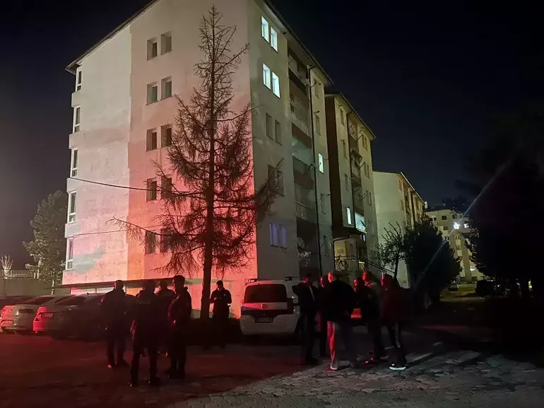 Pompali Tufekle Kiz Arkadasini Ve Kendini Yarladi1