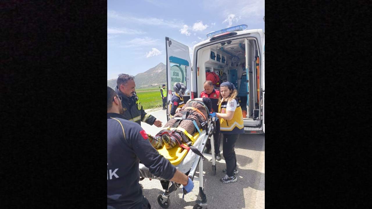 Sarampole Devrilen Otomobilde 5 Kisi Yaralandi (1)