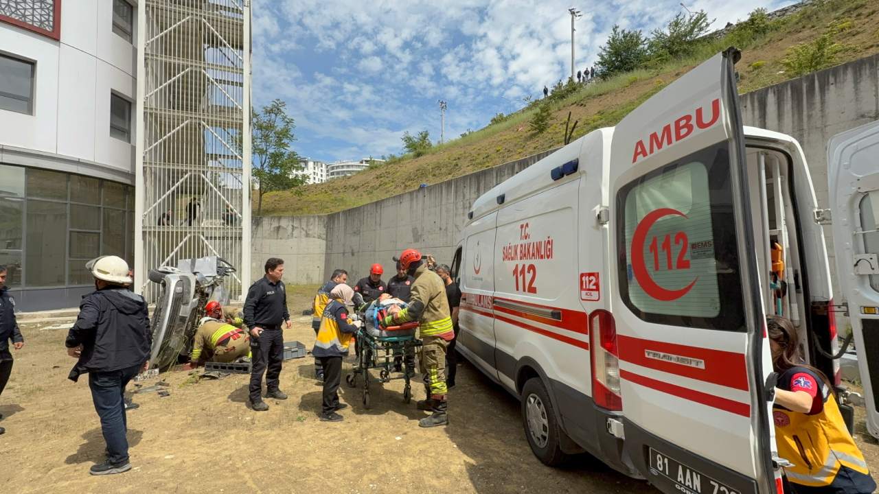 Sarampole Yuvarlanan Aracta 2 Kisi Yaralandi (2)