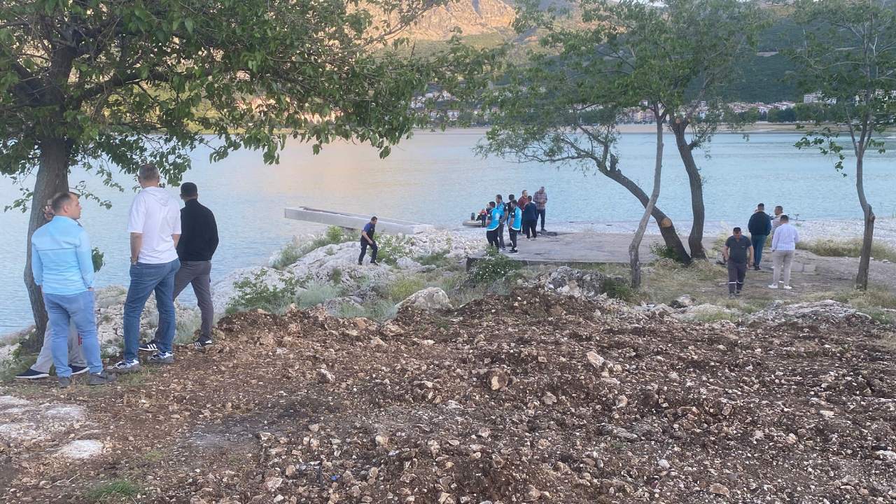 Serinlemek Icin Gole Giren Kisinin Cansiz Bedeni Cikti (1)