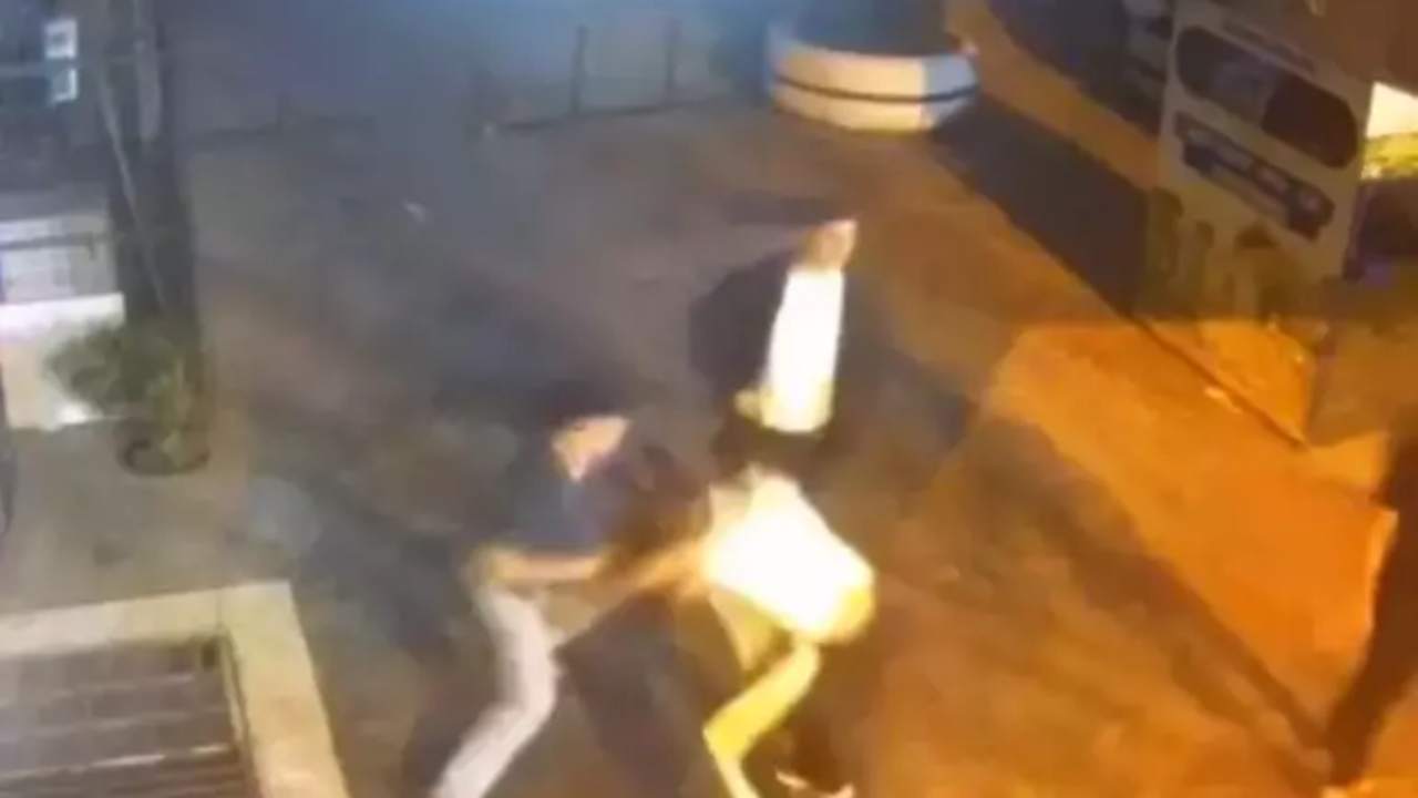 Sokak Ortasinda Tekmeli Yumruklu Kavga (1)