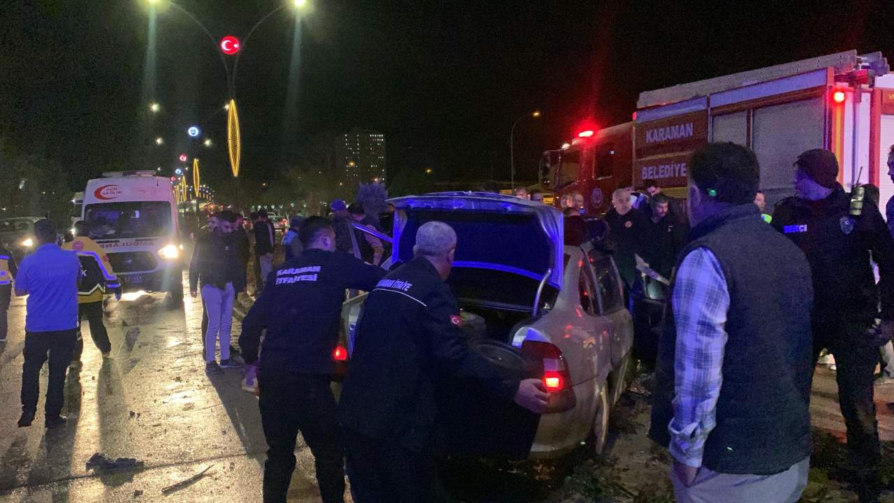 Takla Atan Otomobildeki 2 Kisi Yaralandi (1)