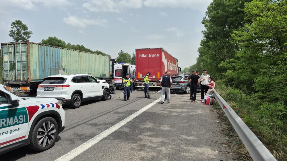 Tir Ile Iki Otomobil Birbirine Girdi 4 Yarali (2)