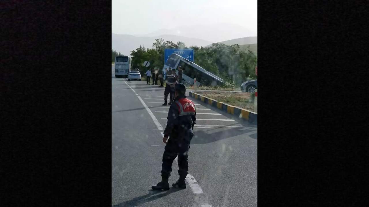 Tur Otobusunun Sarampole Dusmesiyle 16 Kisi Yaralandi (1)