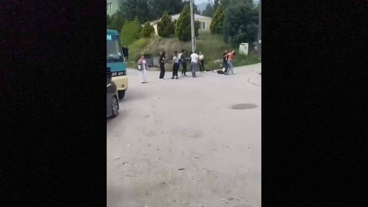 Universiteli Genc Kizlar Sokak Ortasinda Sac Saca Kavga Etti-1