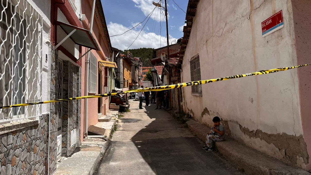 Yalniz Yasayan Yasli Adamin Cansiz Bedeni Evinde Bulundu (1)