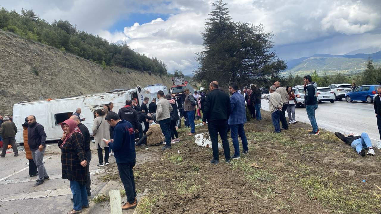 Yolcu Midibusunun Devrilmesiyle Cok Sayida Kisi Yaralandi (1)
