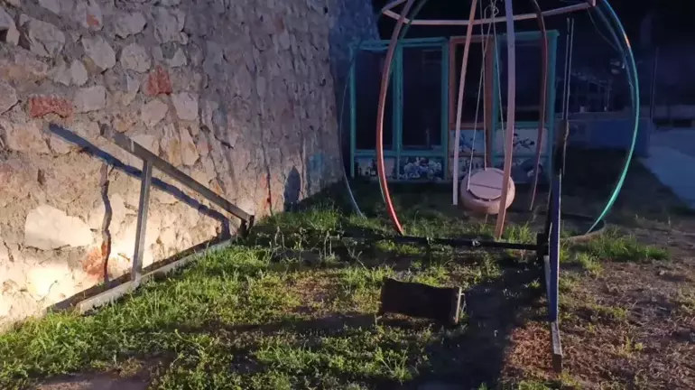 4 Yasindaki Cocuk Devrilen Salincagin Altinda Can Verdi (2)