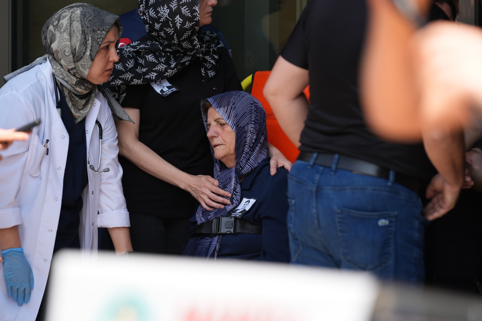 Ferdi Zeyrekin Annesi Tabutun Basinda Bayildi (2)