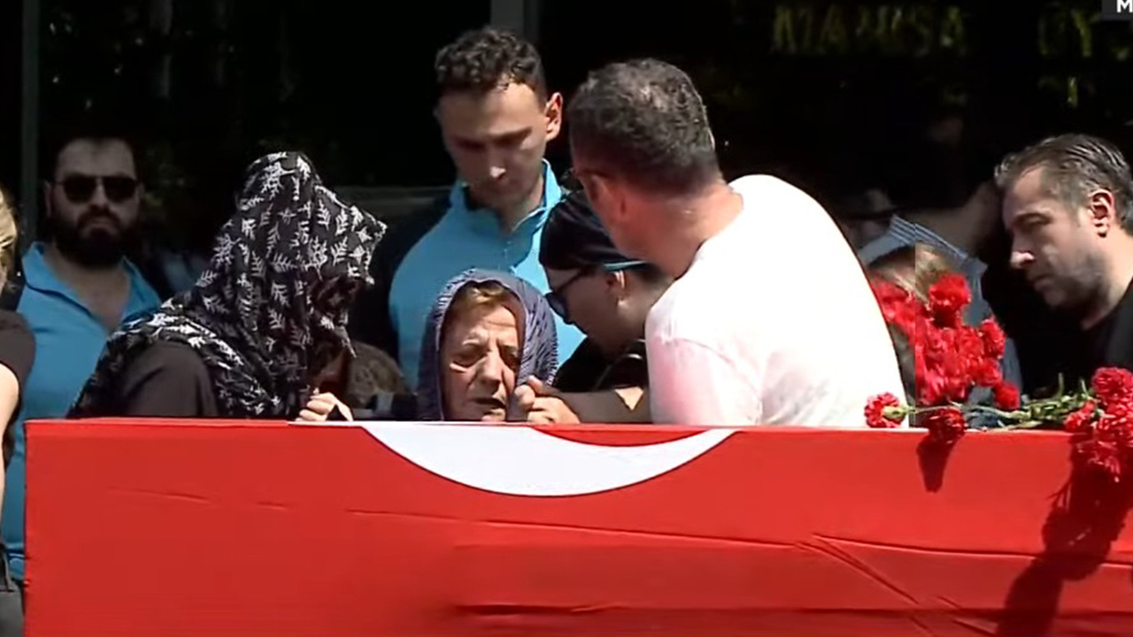 Ferdi Zeyrekin Annesi Tabutun Basinda Bayildi 2