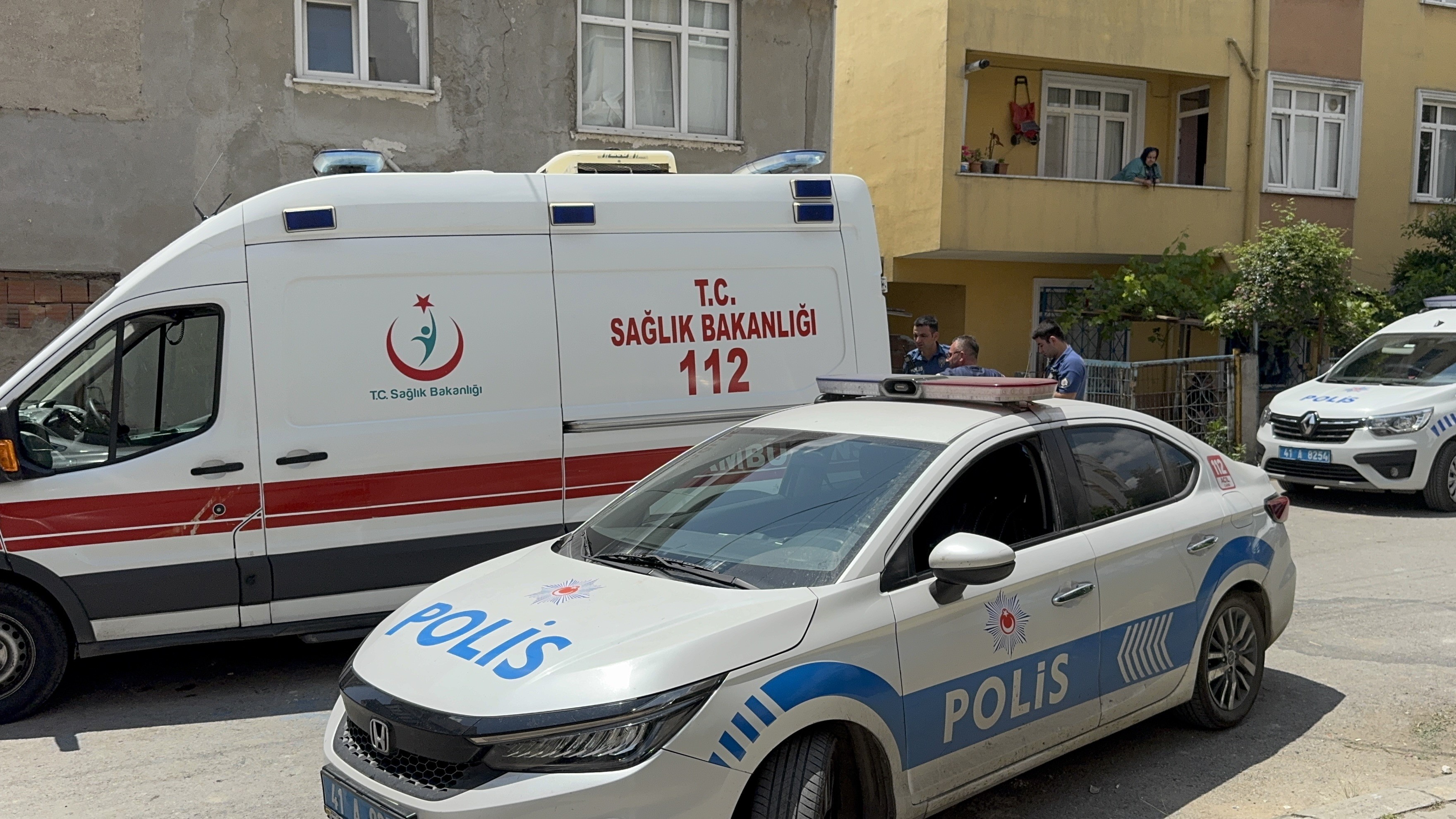 Husumetli 2 Grup Arasindaki Tartisma Kanli Bitti 2 Genc Ve Polis Memuru Yaralandi (2)