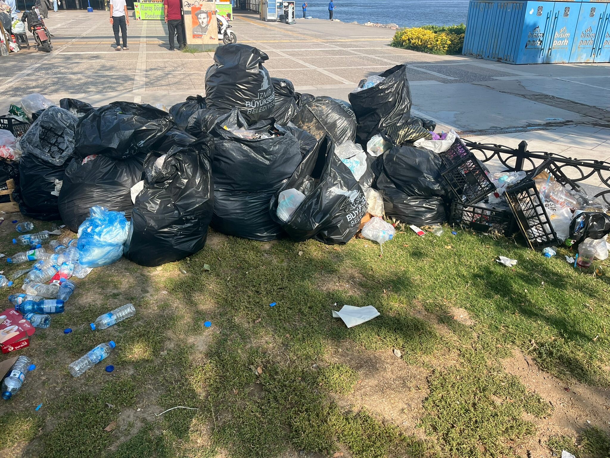 Izmirde Hayat Durdu Grev 6 Gununde Sokaklar Cople Doldu (1)