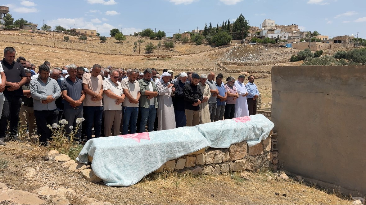 Izmirde Kazada Yasamini Yitiren 3 Kardes Topraga Verildi (1)