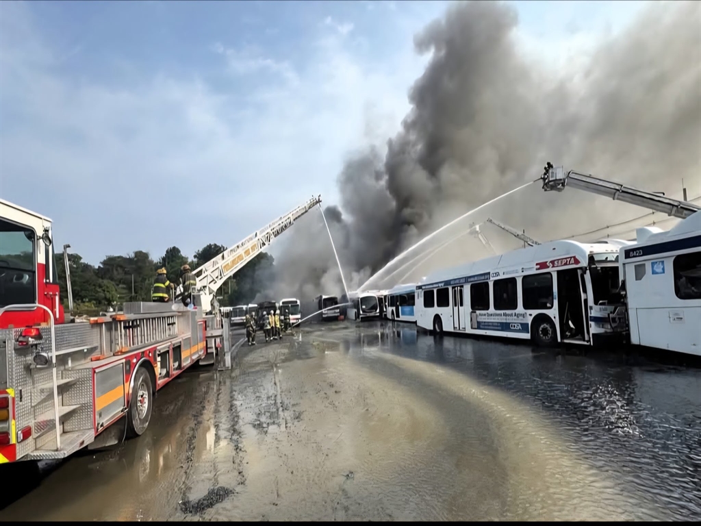 Philadelphiada Ulastirma Bakanligina Ait 40 Otobus Alev Alev Yandi (2)