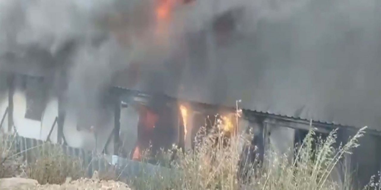 Santiyede Korkutan Yangin 30 Konteyner Alev Alev Yandi (2)