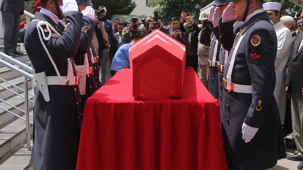 Sehit Tabutu Neden Duz Ya Da Ucgen Olur Sehit Asker Nasil Defnedilir (2)