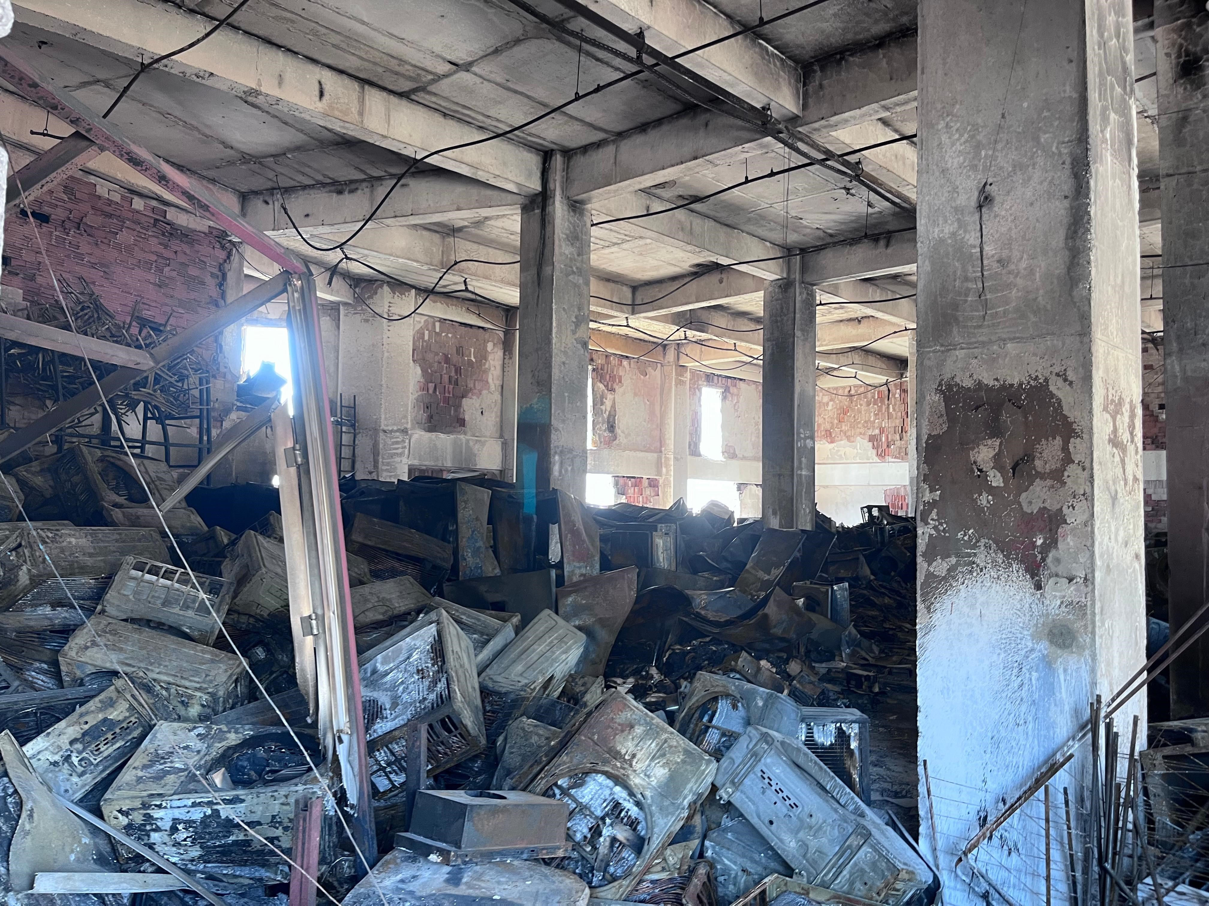 Buca Otokentte Yangin Enkazi Kaldirilmadi Esnaf Destek Bekliyor (1)