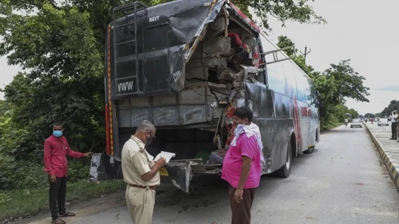 Dehsete Dusuren Kaza Kamyon Yolcu Otobusune Carpti 18 Olu 10 Yarali (3)