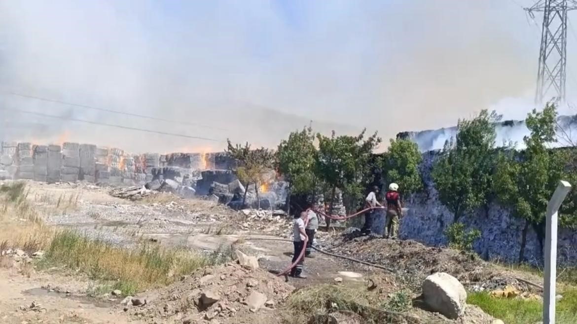 Dumanlar Bolgeye Yayildi Torbali Kagit Fabrikasinda Yangin (3)