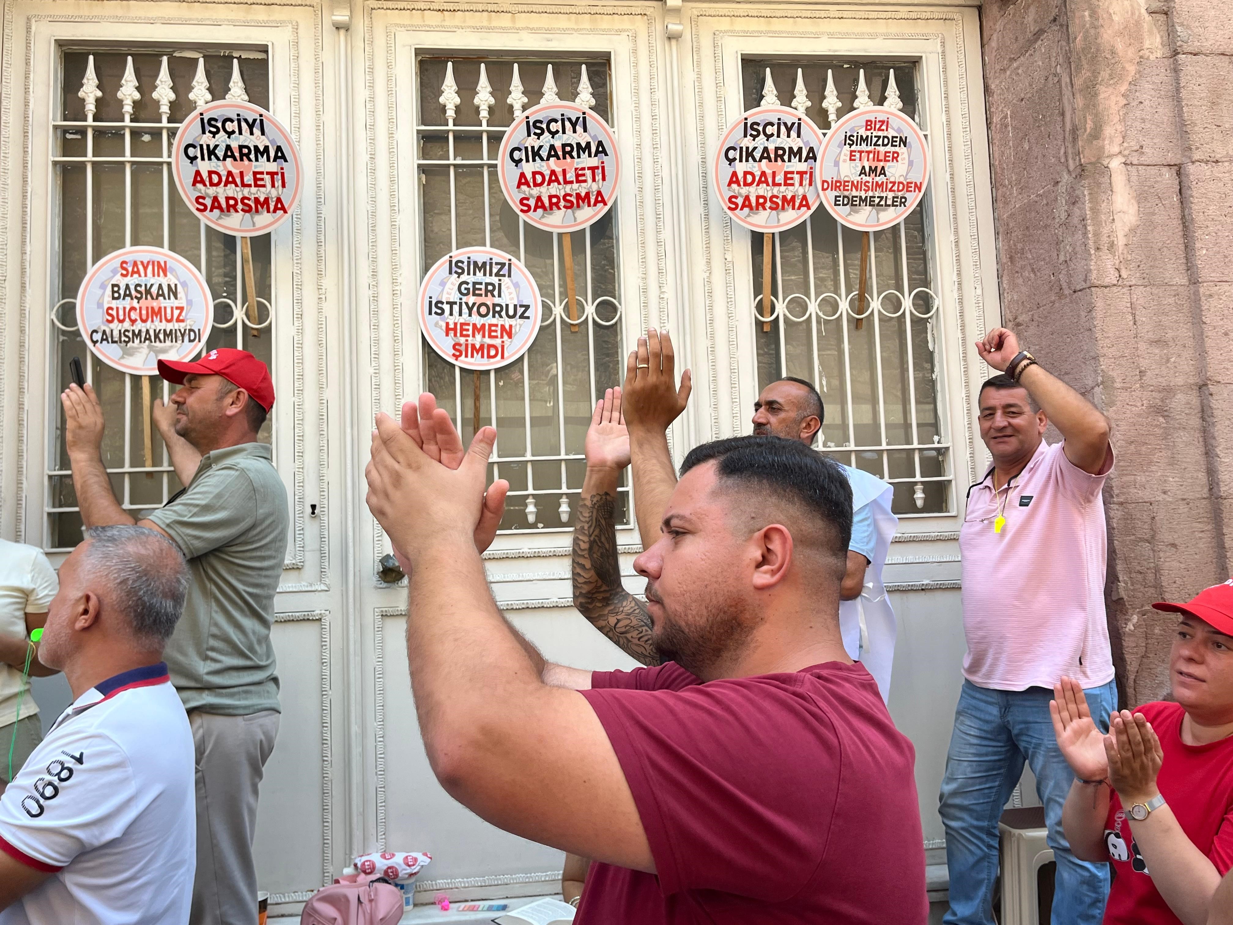 Isten Cikarilan Izmir Buyuksehir Belediyesi Iscileri Eylemde Isimizi Geri Istiyoruz (2)