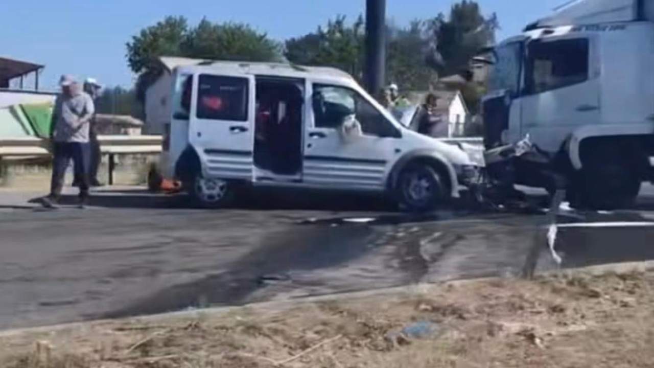 Izmirde Tirla Otomobilin Carpistigi Kazada Surucu Hayatini Kaybetti