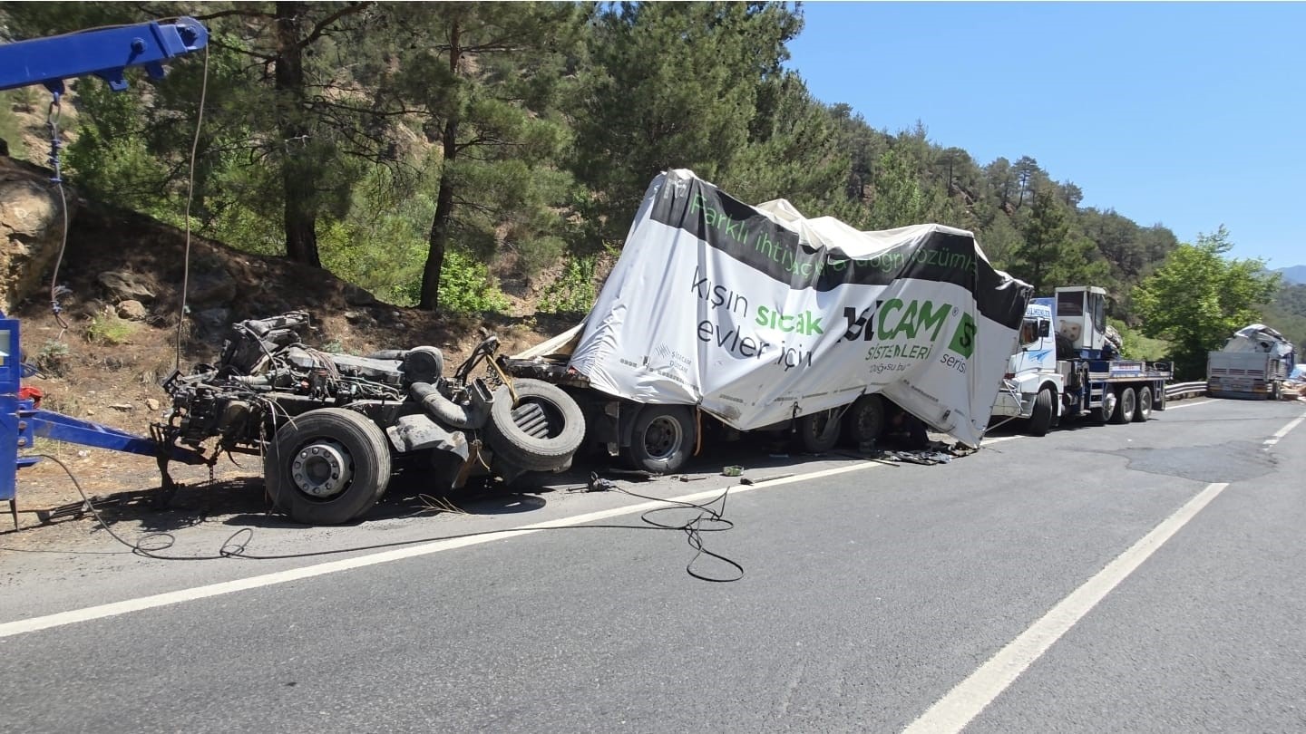 Uc Tir Zincirleme Kazaya Karisti Olu Ve Yaralilar Var (2)