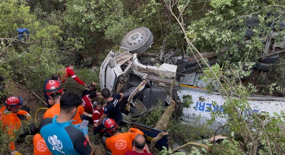 Yanginla Mucadele Felaketle Sonuclandi Su Tankeri Ucuruma Yuvarlandi 1 Olu 2 Agir Yarali